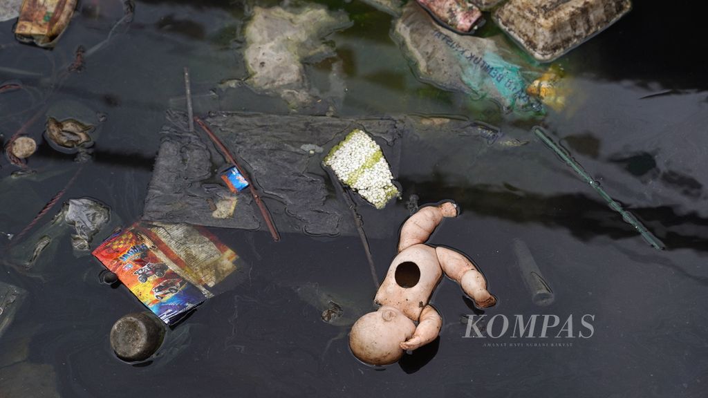 Air Kali Rawa Malang yang menghitam penuh sampah di sekitar pabrik di Cilincing, Jakarta Utara, Selasa (22/8/2023). 
