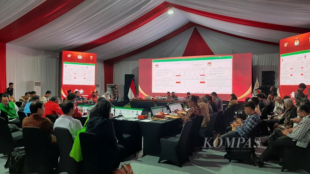 Suasana rapat pleno rekapitulasi suara nasional dalam Panel B yang dipimpin anggota Komisi Pemilihan Umum (KPU) Idham Holik yang didampingi anggota KPU, Mochammad Afifuddin, di Kantor KPU, Jakarta, Kamis (29/2/2024).