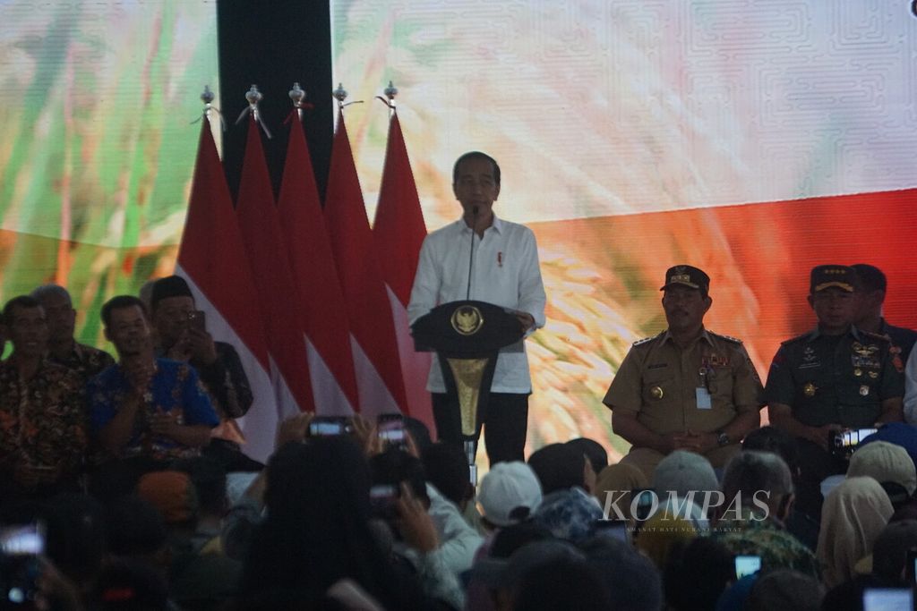 Presiden Joko Widodo berpidato di hadapan para petani, Selasa (2/1/2024), di Gelanggang Olahraga Satria, Purwokerto, Kabupaten Banyumas, Jawa Tengah, Selasa (2/1/2024). 