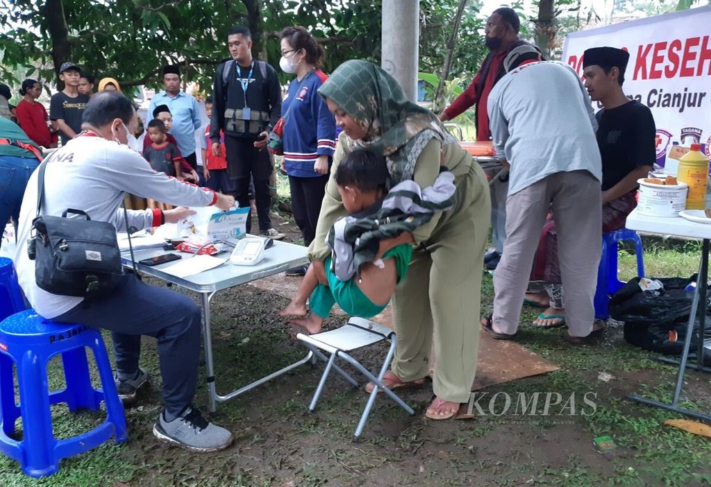 Sejumlah dokter dari Jakarta memberikan pelayanan kesehatan di Gasol, Cugenang, Cianjur, Jawa Barat, Rabu (23/11/2022). Sempat terkendala dengan kemacetan menuju lokasi kejadian, mereka memberikan pertolongan pertama bagi penyintas gempa.