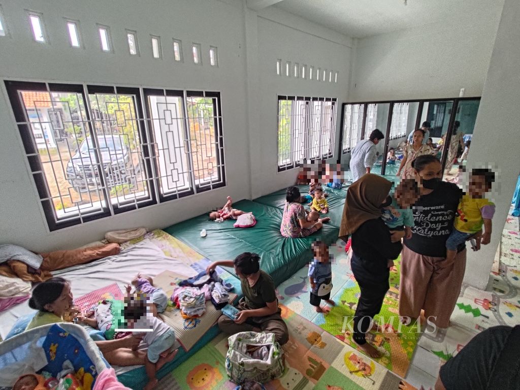 A number of women take care of dozens of babies in one of the rooms belonging to the Manarul Mabrur Panti, Semarang, Central Java, Thursday (30/3/2023). Most of the babies they take care of come from pregnancies outside of marriage.