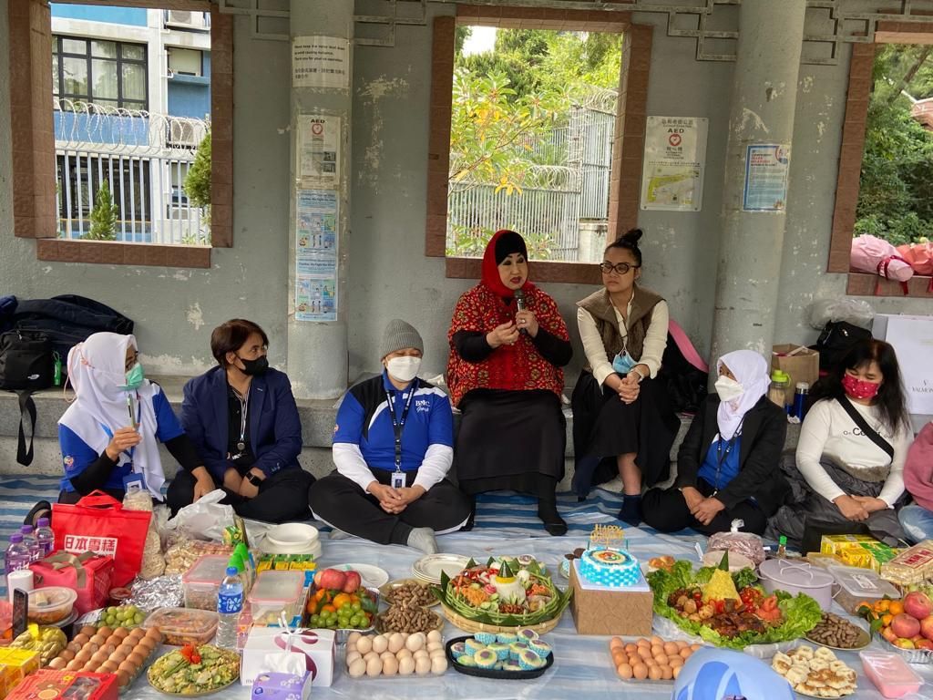 Pengusaha Dewi Motik (duduk, kiri) bersama para perempuan migran yang tergabung di komunitas Buruh Migran Cerdas (BMC) Hong Kong di awal Januari 2023