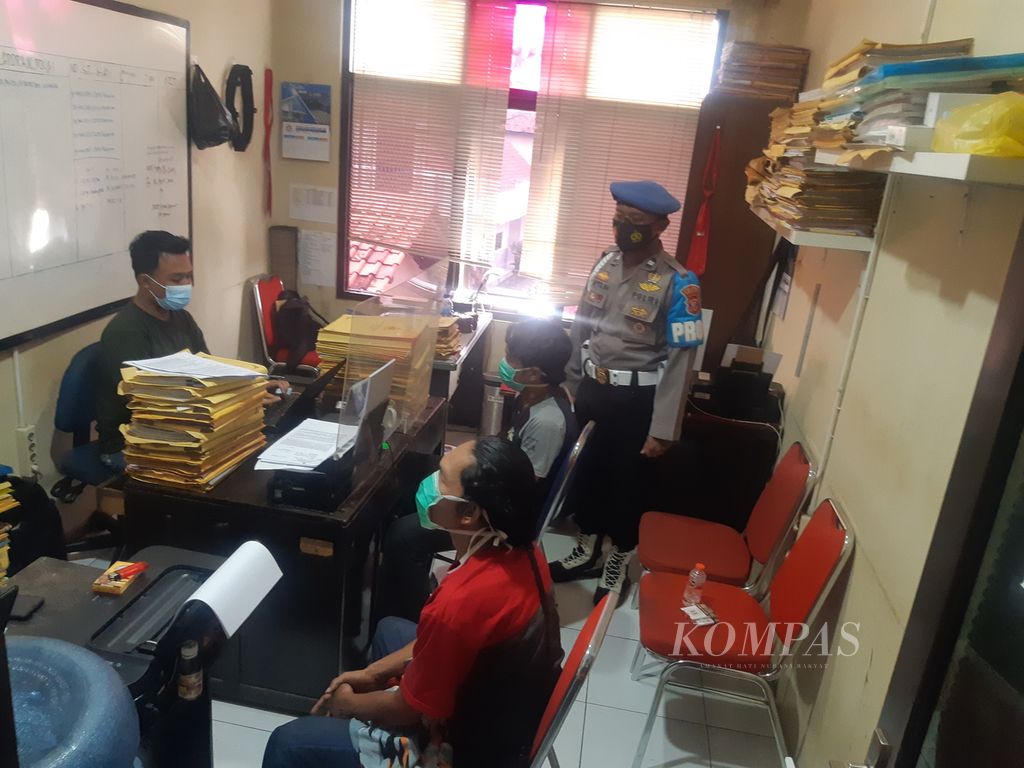 Polisi memeriksa anggota organisasi masyarakat di Polres Cirebon Kota, Jawa Barat, Jumat (28/1/2022). Enam anggota ormas diperiksa karena diduga terlibat dalam unjuk rasa yang berakhir ricuh di Markas Kepolisian Daerah Jabar, Kamis (27/1).