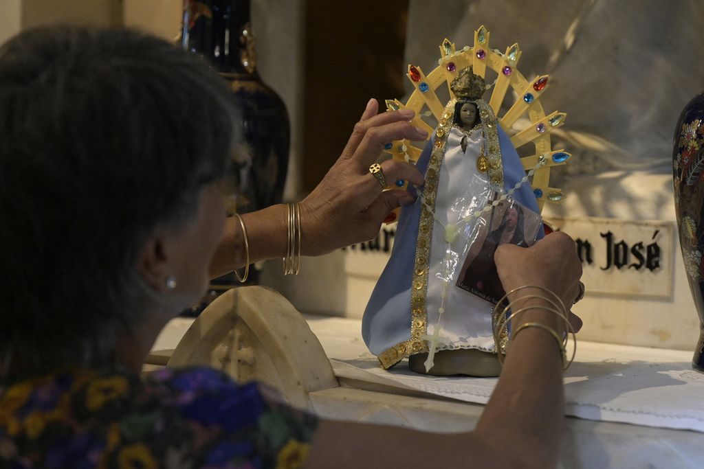 Warga Argentina meletakkan kartu religius Beato Maria Antonia de San Jose, yang juga dikenal sebagai Mama Antula, di mausoleumnya di Basilika Nuestra Senora de la Piedad, Buenos Aires, Argentina, 6 Februari 2024. 