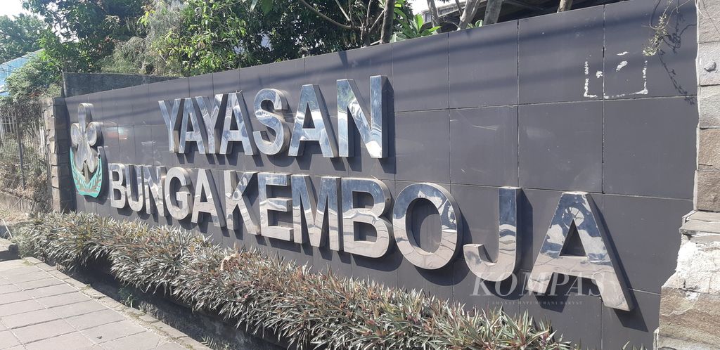 Papan nama kantor Yayasan Bunga Kemboja di Jalan Raya Pasar Minggu, Kelurahan Pejaten Timur, Pasar Minggu, Jakarta Selatan, Jumat (10/6/2023).