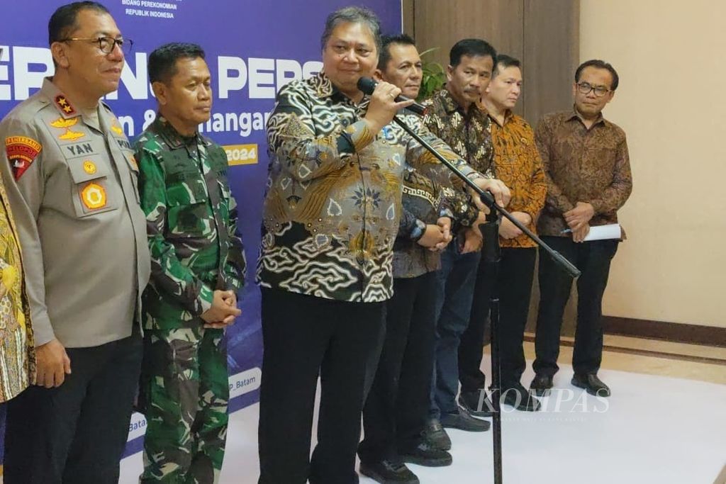 Menteri Koordinator Bidang Perekonomian Airlangga Hartarto (tengah) memberikan keterangan pers seusai melakukan rapat tertutup bersama forum komunikasi pimpinan daerah di Batam, Kepulauan Riau, Jumat (12/7/2024).