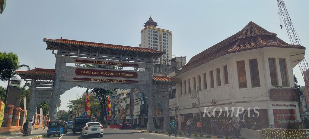 Gerbang Kawasan Glodok Pancoran, Kota Tua, di sebelah Pantjoran Tea House, Jakarta Barat, Kamis (30/6/2022). 