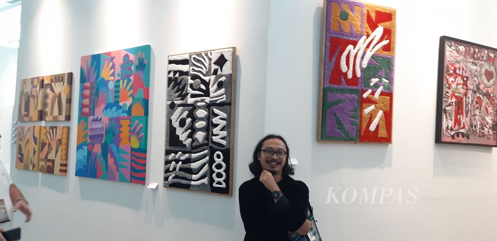 Perupa Popomangun menampilkan beberapa lukisan abstrak, di antaranya menggunakan media karpet, Kamis (29/2/2024). Popomangun hadir di pameran lukisan bertajuk, Create Art Make Impact, yang diselenggarakan Bill Mohdor Studio di Jakarta International Expo (JIExpo) Kemayoran, Jakarta. 
