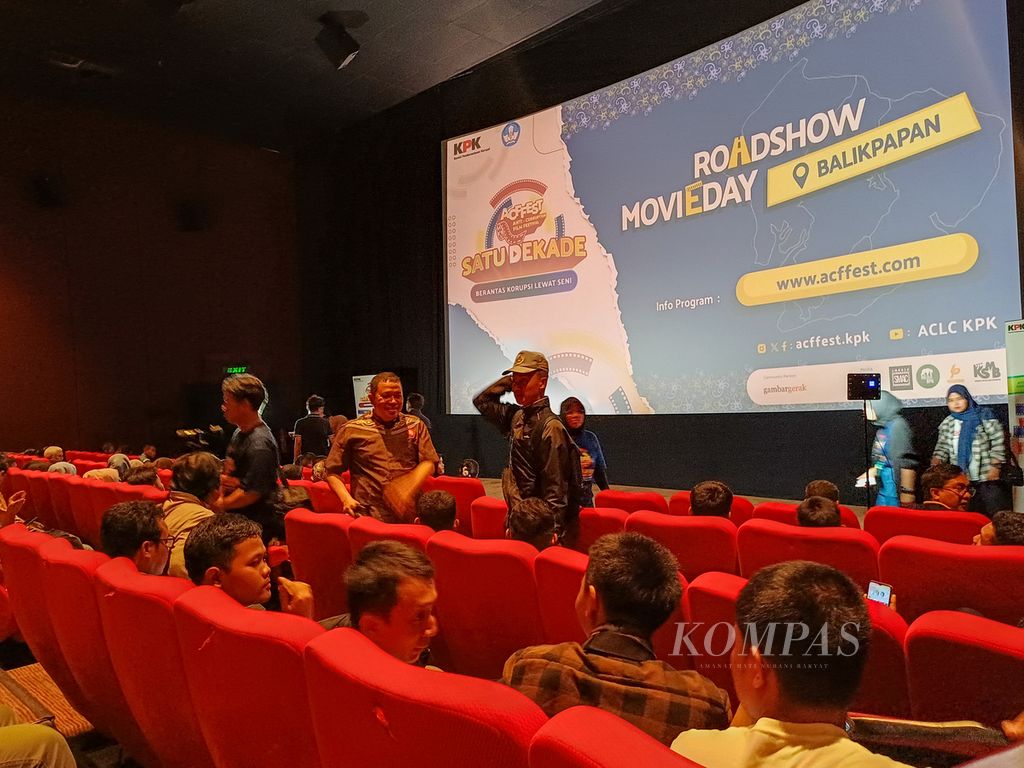 Suasana <i>nonton</i> film bareng yang diselenggarakan KPK dengan tajuk Anti-Corruption Film Festival (ACFFEST) 2024 di Kota Balikpapan, Kalimantan Timur, Jumat (26/7/2024). 