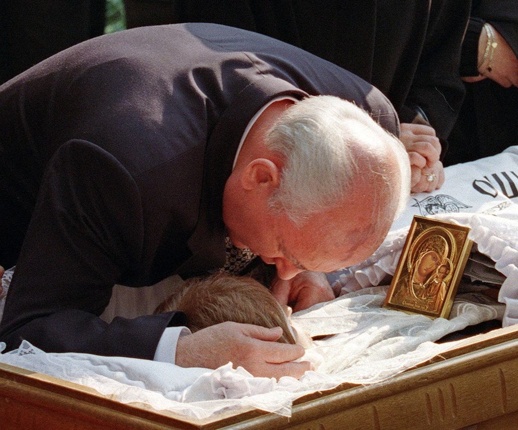 Mantan Presiden Uni Soviet Mikhail Gorbachev mendekap jenazah istrinya, Raisa, beberapa saat sebelum Raisa dimakamkan di Taman Makam Novodevichy di Moskwa, Rusia, 23 September 1999. 