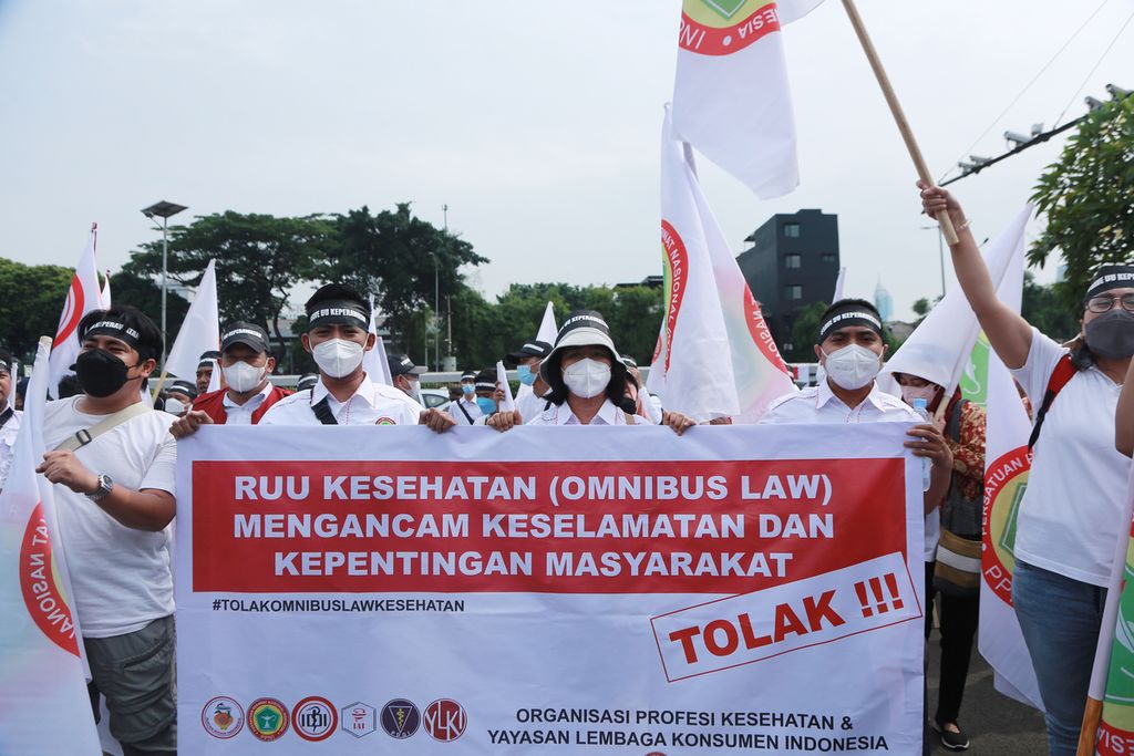 Tenaga kesehatan yang tergabung dalam Persatuan Perawat Nasional Indonesia (PPNI) melakukan demo di depan Gedung MPR/DPR/DPD, Jakarta, Senin (28/11/2022). Demo digelar untuk mendesak DPR untuk mencabut RUU Kesehatan <i>omnibus law</i> dari Program Legislasi Nasional (Prolegnas) prioritas di tahun 2023.  