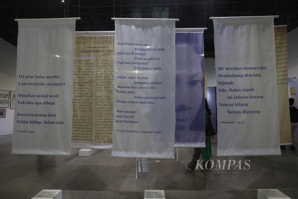 Suasana pameran arsip penyair Chairil Anwar berjudul Aku Berkisar Antara Mereka di Galeri Salihara, Jakarta, Jumat (28/10/2022). 