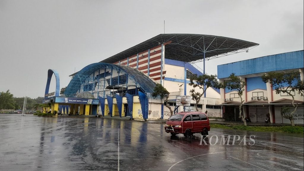 Stadion Kanjuruhan di Kabupaten Malang, Jawa Timur, basah oleh guyuran hujan, Minggu (2/4/2023) sore. Suasanya cukup lengang meski sekarang libur akhir pekan. Terlihat pengendara kendaraan roda empat tengah melintas.