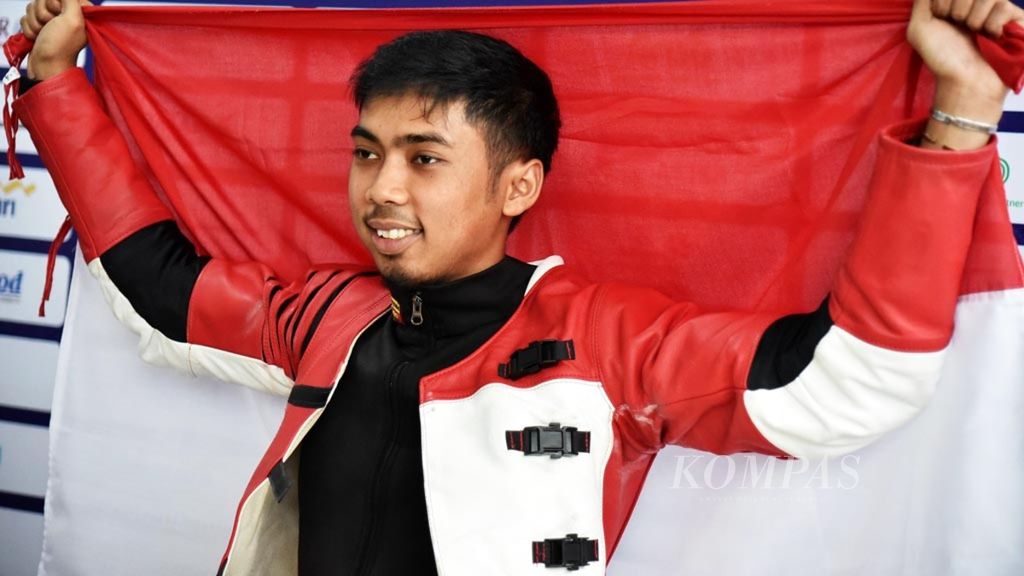 Kegembiraan petembak Indonesia, Muhammad Sejahtera Dwi Putra, seusai meraih perak cabang menembak nomor<i> 10</i><i>meter running target</i> campuran putra Asian Games 2018 di Arena Menembak Jakabaring, Palembang, Sumatera Selatan, Sabtu (25/8/2018). Petembak 26 tahun itu mencetak sejarah baru setelah meraih emas di Asian Games Hangzhou 2022, Senin (25/9/2023).