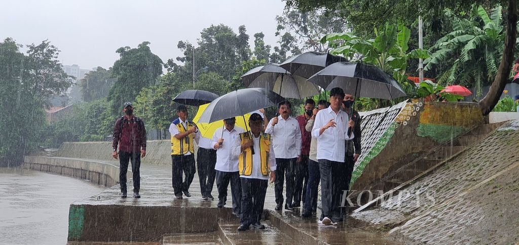 Presiden Joko Widodo meninjau proses normalisasi Sungai Ciliwung, Jakarta, Selasa (21/2/2023). 