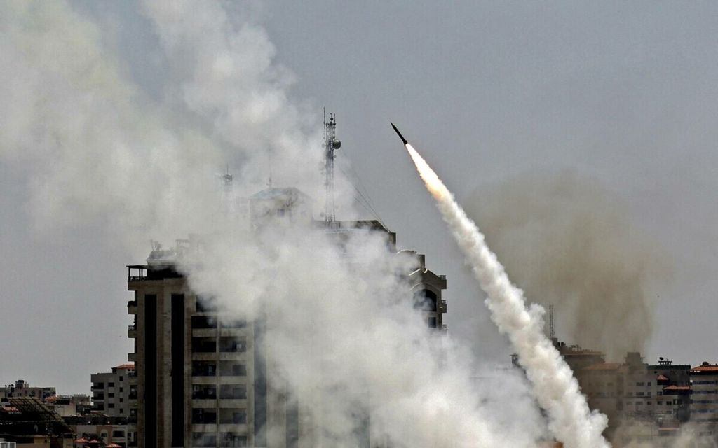 Hamas menembakkan roket ke arah Israel dalam serangan 11 Mei 2021.