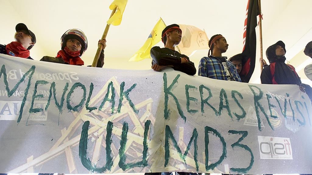 Sejumlah mahasiswa yang tergabung dalam Forum Mahasiswa Kota Makasssar (Formak) berunjuk rasa di kantor DPRD Sulsel di Makassar, Sulawesi Selatan, Senin (5/3/2018). Mereka meminta agar MK membatalkan revisi UU MD3 karena dianggap sebagai pengekangan terhadap aspirasi masyarakat dalam mengkritik pemerintah.