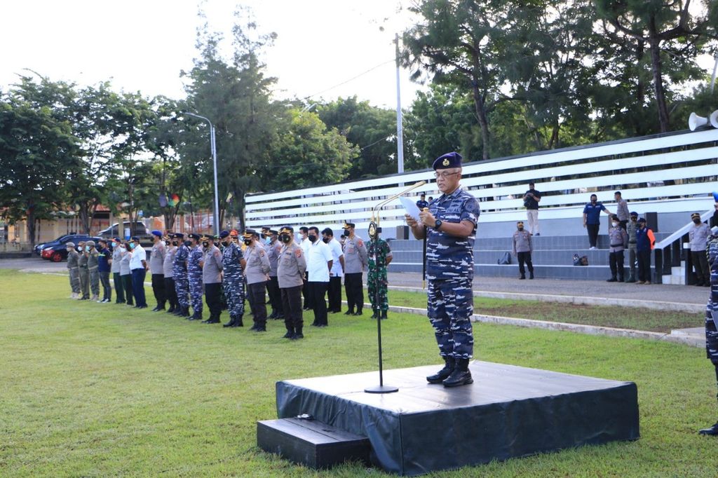 Komandan Pangkalan TNI Angkatan Laut Kolonel Laut (P) Heribertus Yudho Warsono sedang memimpin apel bersama kesiapsiagaan bencana di Markas Polda NTT, Jumat (18/2/2022).