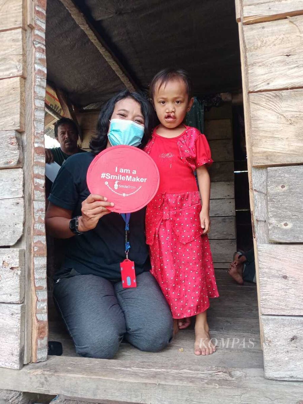 Selfina (41), pekerja sosial lembaga amal Smile Train Sulteng, berfoto dengan seorang anak yang mengalami bibir sumbing di Desa Sidoan, Kecamatan Sidoan, Parigi Moutong, pada 2021.