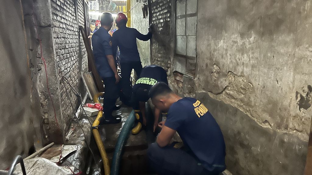 Petugas saat mencari korban tewas di dalam gorong-gorong di Pademangan Timur, Jakarta Utara, Rabu (14/12/2022).