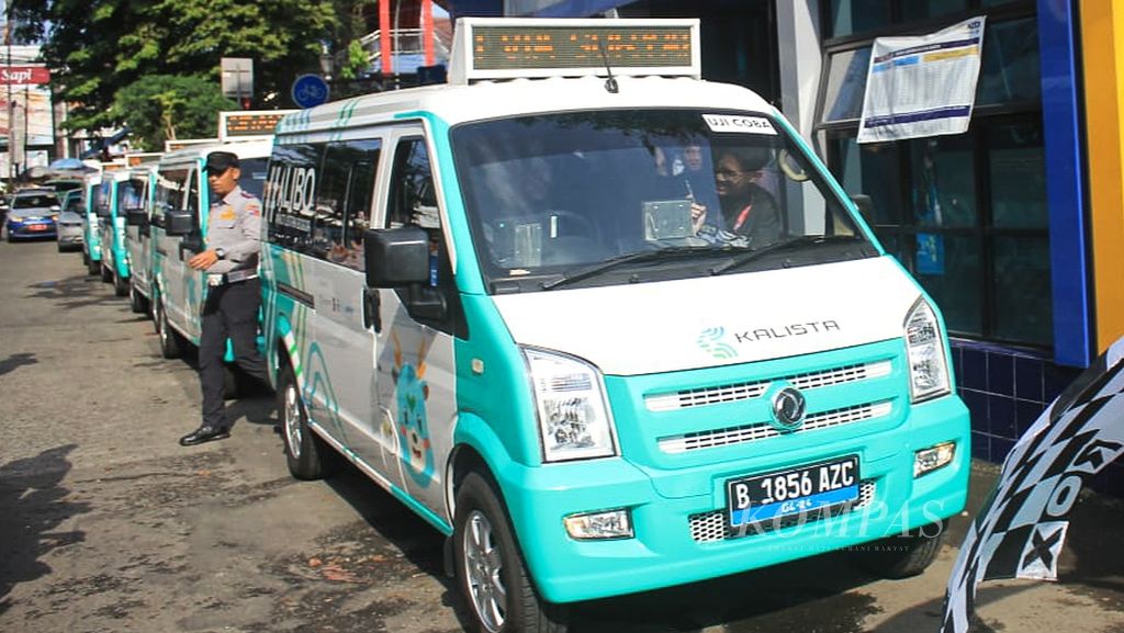 Angkot listrik Kota Bogor atau Alibo di depan Halte Cidangiang, Kamis (4/4/2024), siap mengantar para penumpang ke tujuannya. Uji coba Alibo akan berlangsung selama tiga bulan dengan sistem pembayaran nontunai sebesar Rp 5.000.