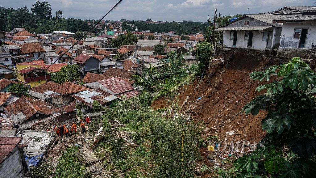 Suasana kawasan yang mengalami longsor di Gang Barjo, Kebon Kalapa, Kota Bogor, Jawa Barat, Kamis (12/10/2022). Musibah longsor yang terjadi pada Rabu (12/10/2022) petang ini mengakibatkan delapan warga tertimbun. Dari delapan warga yang menjadi korban musibah ini, 1 orang tewas, 4 orang luka-luka, dan 3 orang masih dalam pencarian karena tertimbun longsoran. 