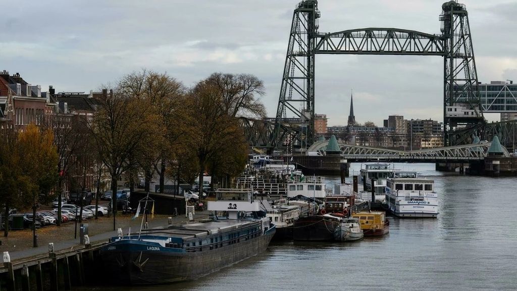 Pemandangan Jembatan Koningshaven, yang juga dikenal sebagai De Hef oleh penduduk Rotterdam, Belanda. Pada 3 Februari 2022 tersiar kabar bahwa jembatan berusia 144 tahun itu akan dibongkar sementara waktu agar kapal pesiar setinggi 40 meter dari permukaan kanal bisa melewati kanal tersebut. Kapal pesiar itu disebut dimiliki Jeff Bezos.