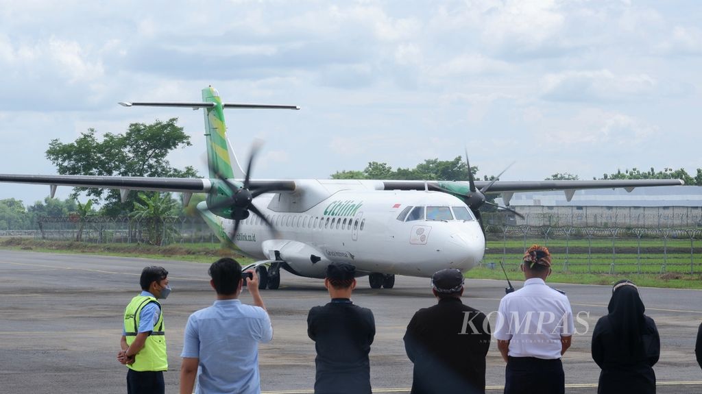 Suasana pendaratan pesawat ATR 72-600 maskapai Citilink rute Halim Perdanakusuma (Jakarta)-Cepu di Bandara Ngloram, Cepu, Kabupaten Blora, Jawa Tengah, 26 November 2021. Ini merupakan pertama kalinya penerbangan komersial mendarat di bandara tersebut.