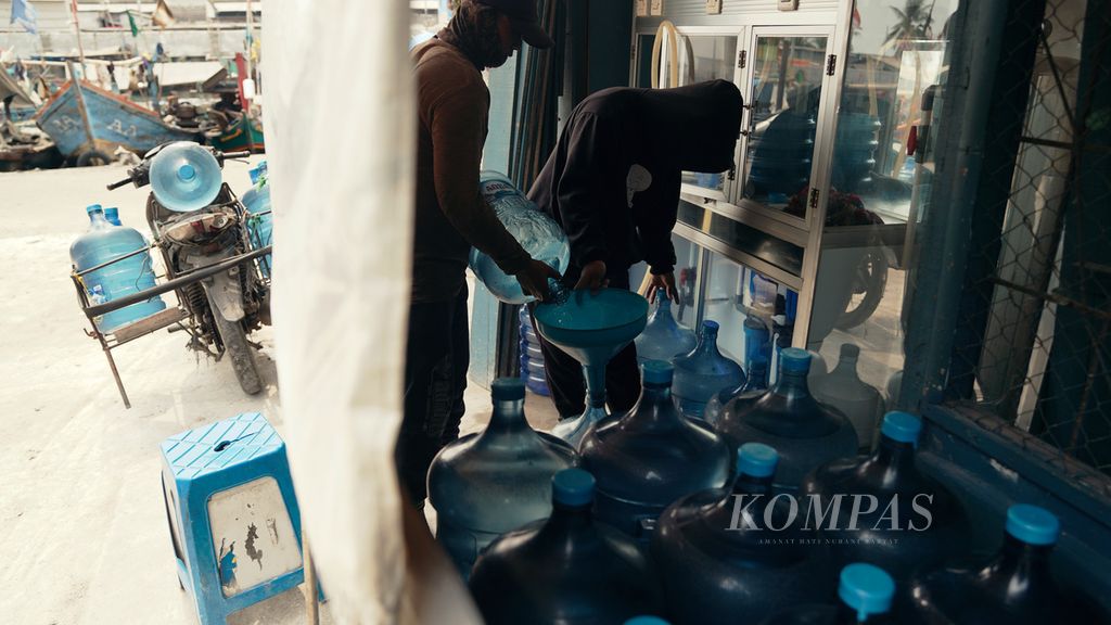 Pekerja mengisi ulang air kemasan galon berbahan polikarbonat di Cilincing, Jakarta Utara, Rabu (21/9/2022). Sebanyak 100 galon diisi ulang dari air bersih yang dipasok dari Bogor.  