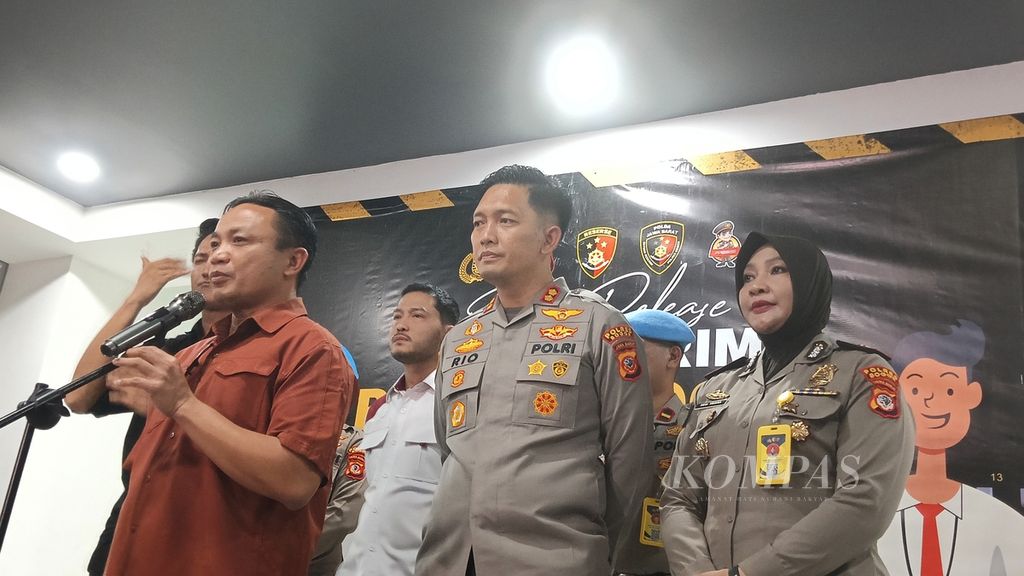 Direktur Reserse Kriminal Umum Polda Jawa Barat Komisaris Besar Surawan didampingi Kapolres Bogor Ajun Komisaris Rio Wahyu Anggoro, Selasa (1/8/2023) malam.