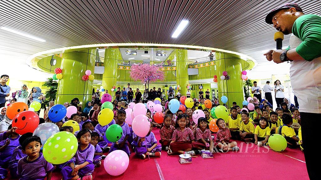 Anak-anak menyimak dongeng seputar perkeretaapian saat merayakan Hari Dongeng Sedunia di Stasiun Gambir, Jakarta, Senin (20/3). Selain di Gambir, kegiatan yang dimotori  PT Kereta Api Indonesia  bersama  Komunitas Dongeng Ceria tersebut juga diselenggarakan serempak di lima stasiun lain di Jakarta dan sekitarnya. 