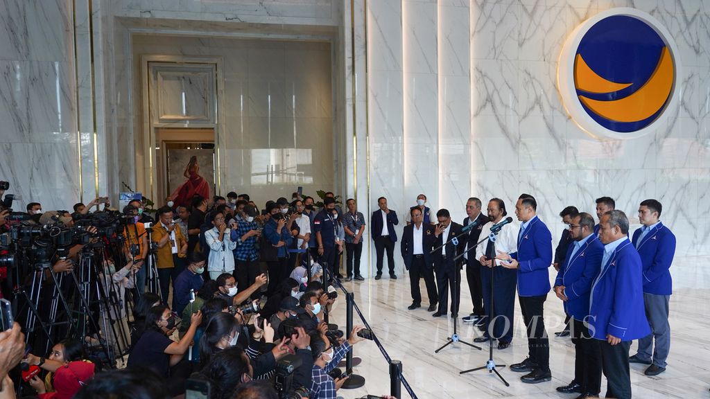 Ketua Umum Partai Nasdem Surya Paloh dan Ketua Umum Partai Demokrat Agus Harimurti Yudhoyono memberi keterangan kepada wartawan seusai pertemuan di Kantor DPP Partai Nasdem, Nasdem Tower, Jakarta, Kamis (23/6/2022). 