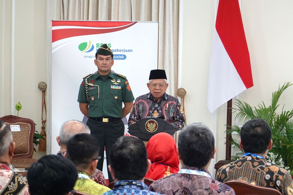 Wakil Presiden Maruf Amin memberikan sambutan di acara Penganugerahan Paritrana Award Tahun 2023 di Istana Wapres, Jakarta, Jumat (20/10/2023).