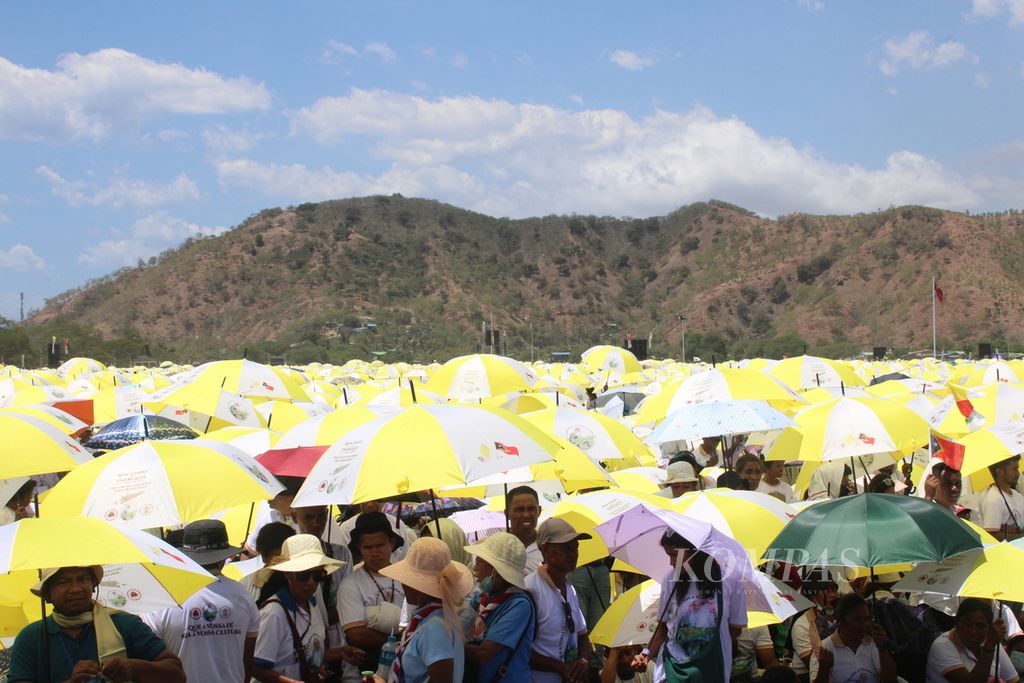 Penyambutan Paus Fransiskus di Lapangan Tasitolu, Dili, Timor Leste, Selasa (10/9/2024). Ratusan ribu orang hadir dalam misa akbar yang dipimpin Paus Fransiskus.