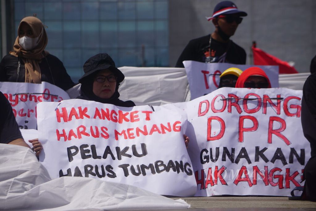 Aliansi Rakyat Menggugat menggelar demonstrasi mendukung DPR menggunakan hak angket. Mereka berdemo di Alun-alun Purwokerto, Kabupaten Banyumas, Jawa Tengah, Rabu (6/3/2024).