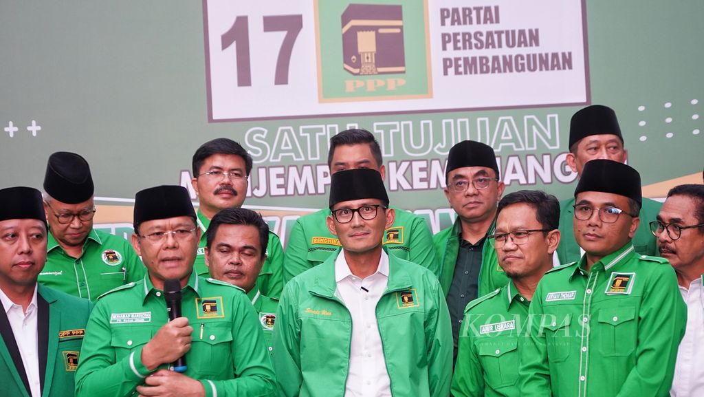 Ketua Umum Partai Persatuan Pembangunan (PPP) Muhammad Mardiono (kedua dari kiri) saat menggelar konferensi pers bersama Sandiaga Salahuddin Uno (tengah) dan unsur pimpinan DPP PPP lainnya setelah acara penyerahan kartu tanda anggota PPP Kepada Sandiaga di Kantor DPP PPP, Jakarta, Rabu (15/6/2023).