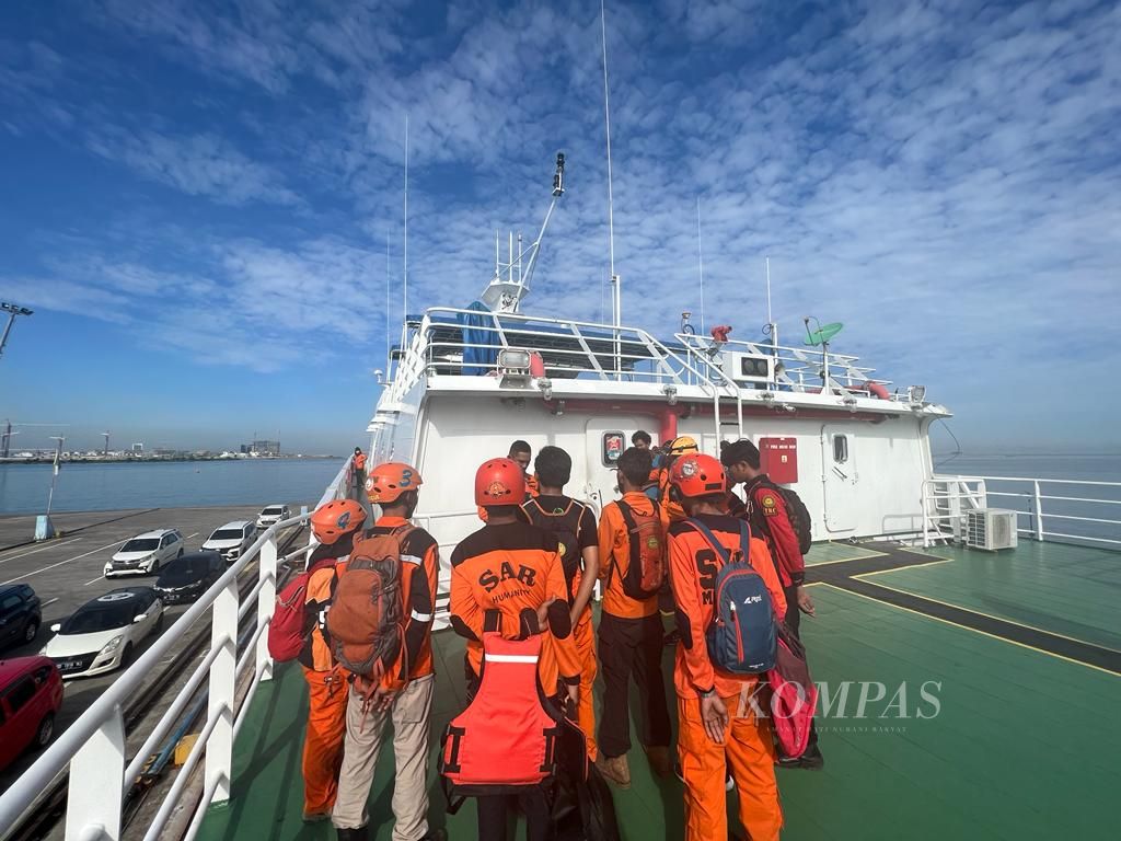 Tim SAR gabungan mendengarkan arahan di atas KN Kamajaya, Selasa (31/5/2022) sebelum melanjutkan pencarian KM Ladang Pertiwi yang tenggelam di perairan Selat Makassar. 