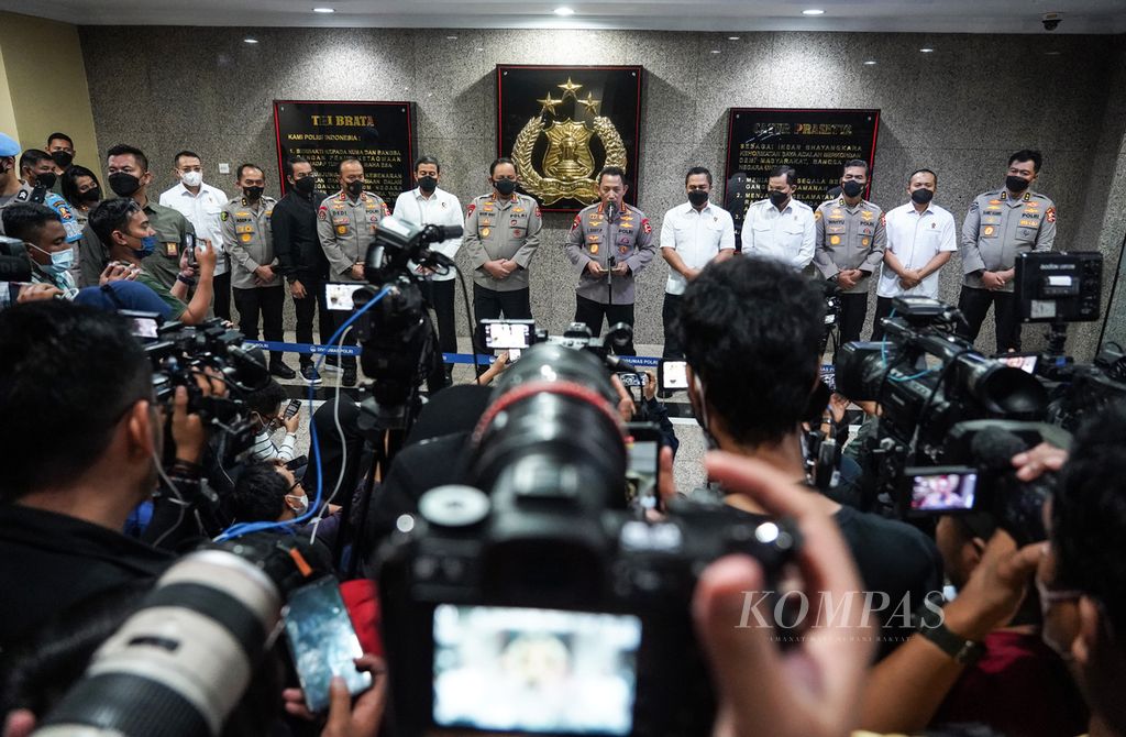 Suasana saat Kapolri Jendral (Pol) Listyo Sigit Prabowo memberikan keterangan kepada wartawan seusai pemeriksaan Kadiv Propam Polri (nonaktif) Irjen Ferdy Sambo di Mabes Polri, Jakarta, Kamis (4/8/2022). 