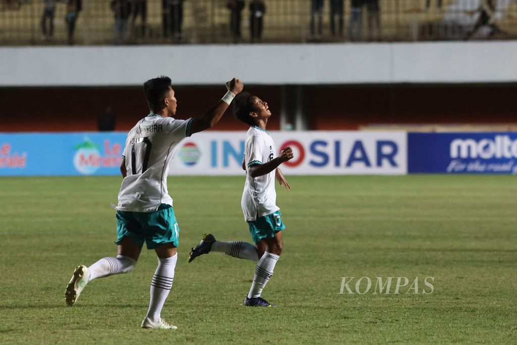 Pemain Tim Indonesia U-16 Mokh Hanif Ramadhan (kanan) merayakan keberhasilannya mencetak gol dalam pertandingan melawan Tim Singapura U-16 pada laga Piala AFF U-16 di Stadion Maguwoharjo, Sleman, DI Yogyakarta, Rabu (3/8/2022).