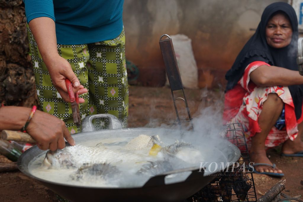 Warga memasak ikan hasil tangkapan di Desa Kulati, Tomia, Wakatobi, Sulawesi Tenggara, Kamis (27/2/2020).  