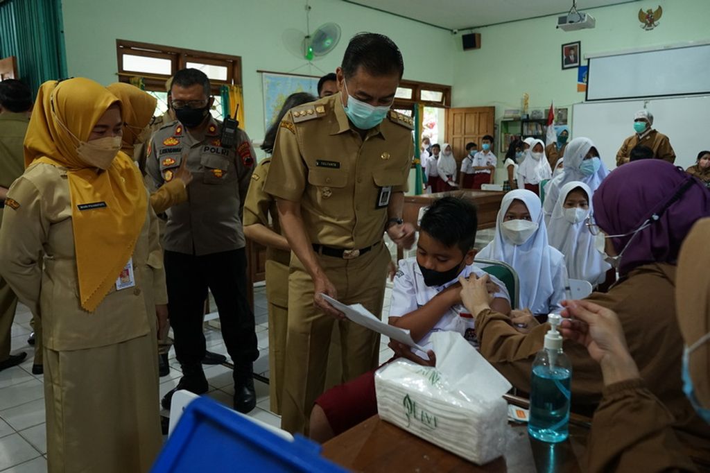Wali Kota Salatiga Yuliyanto memantau pelaksanaan vaksinasi di SDN 06, dan dilanjutkan memantau pelaksanaan pembelajaran tatap muka (PTM) di SMPN 01 Salatiga, (10/01/2022)
