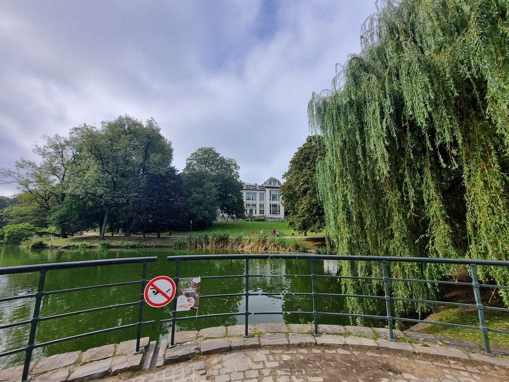 Gedung tempat berlangsungnya Konferensi Solvay Kelima, di Taman Leopold, Brussels, Belgia, 17 September 2023. Konferensi itu diadakan pada tahun 1927. 