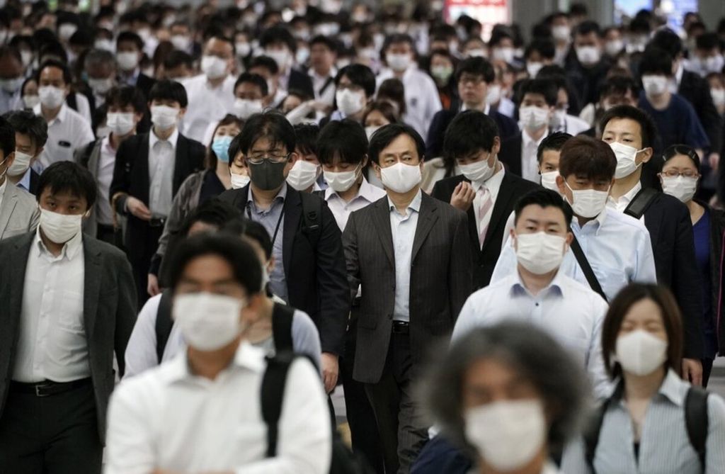 Sebuah stasiun kereta di Tokyo, Jepang, saat jam sibuk padat oleh para komuter yang menggunakan masker, Selasa (26/5/2020). Populasi yang menua memberikan tantangan besar bagi Jepang di sejumlah bidang, termasuk dalam jaminan sosial bagi kalangan pensiunan.