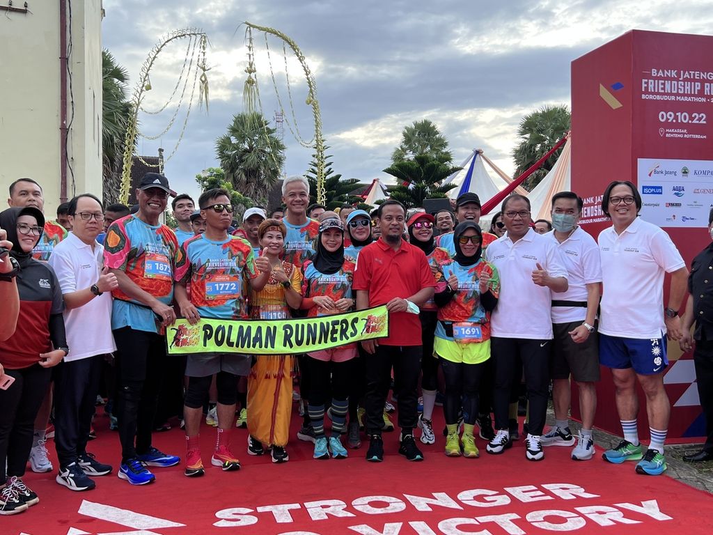 Participants of the Bank Jateng Friendship Run Borobudur Marathon take a group photo before starting the five-kilometer exercise at Fort Rotterdam, Makassar, on Sunday (9/10/2022)