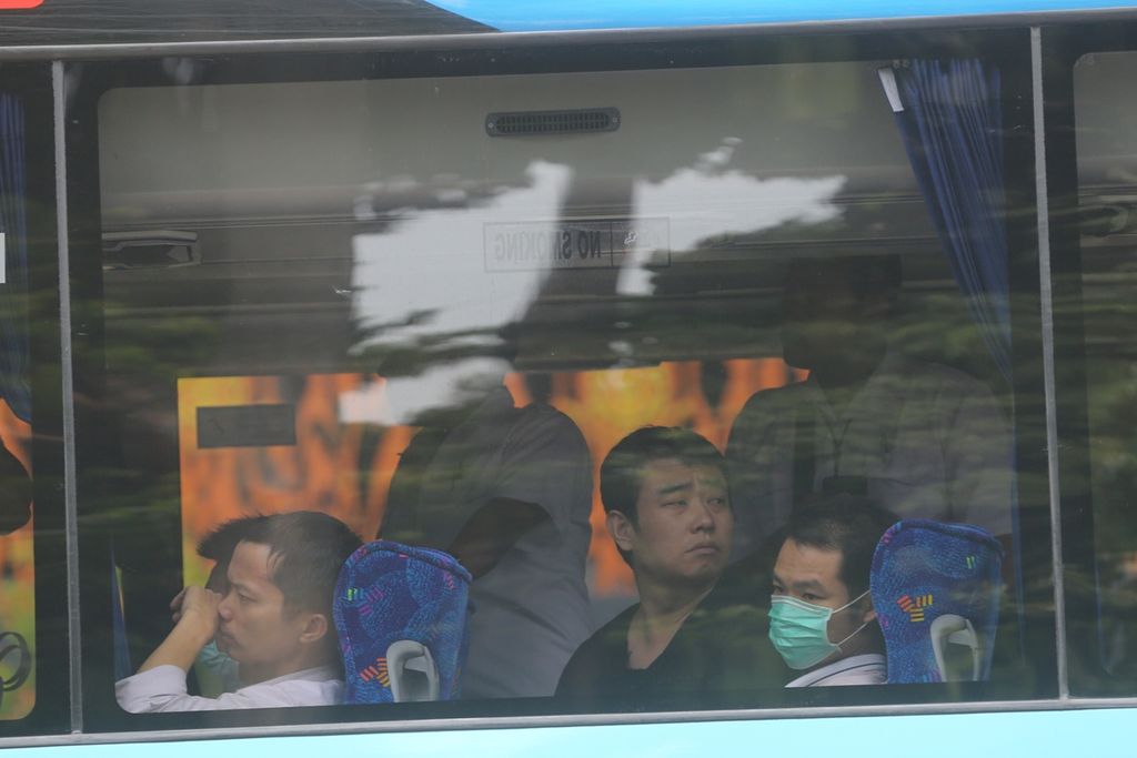 Sebanyak 80 WNA China yang merupakan anggota sindikat penipuan internasional dimasukkan ke dalam bus untuk diserahkan Direktorat Reserse Kriminal Khusus Polda Metro Jaya kepada Direktorat Jenderal Imigrasi, Kamis (28/11/2019).