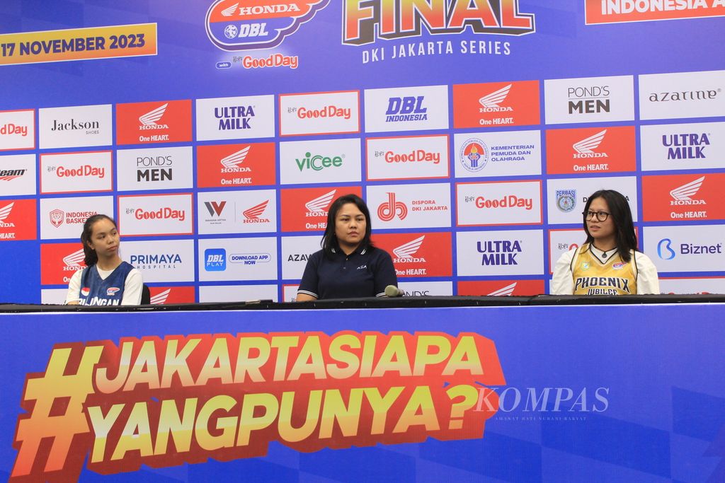 Kapten tim putri SMAN 70 Jakarta, Keira Ammabel; Direktur DBL Indonesia Masany Audri; dan kapten tim putri SMA Jubilee Jakarta, Dhaneswary Anjani (dari kiri ke kanan); memberikan keterangan kepada awak media di Indonesia Arena, Jakarta, Kamis (16/11/2023).