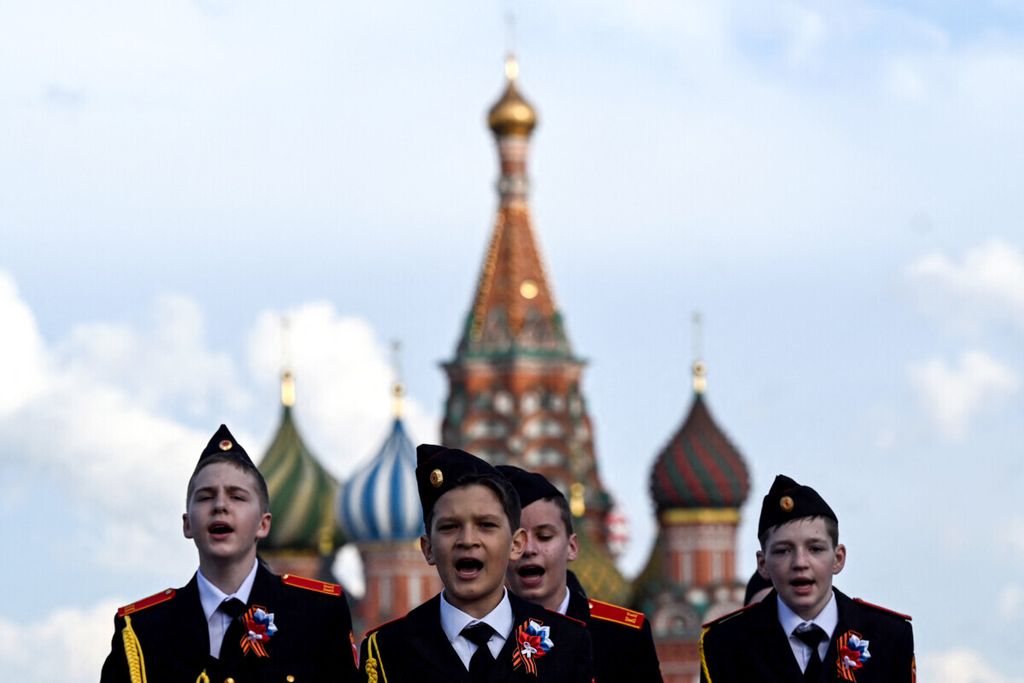Dengan latar belakang Katedral Santo Basil, tentara Rusia berbaris di Lapangan Merah Moskwa, yang bersiap menggelar perayaan Ke-76 Hari Kemenangan, Senin (3/5/2021). Parade Hari Kemenangan sendiri akan dilaksanakan di Lapangan Merah Moskwa pada Minggu (9/5/2021). Acara itu untuk peringatan ke-76 menyerahnya Nazi dalam Perang Dunia II.