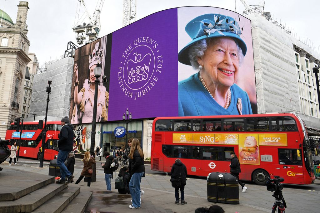Bus kota melewati foto Ratu Inggris Elizabeth II di London, Inggris, 6 Februari 2022. Pada 2022 ini Inggris merayakan 70 tahun Ratu Elizabeth II bertakhta. 
