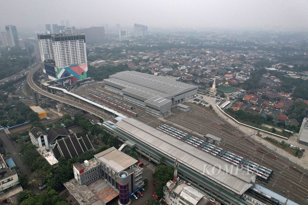 Apartemen dan pusat perbelanjaan Poins yang terhubung dengan Stasiun MRT di Lebak Bulus, Jakarta Selatan, Kamis (27/7/2023). Perkembangan infrastruktur MRT dan LRT)akan mendorong permintaan hunian vertikal berkonsep kawasan berorientasi transit (TOD). 