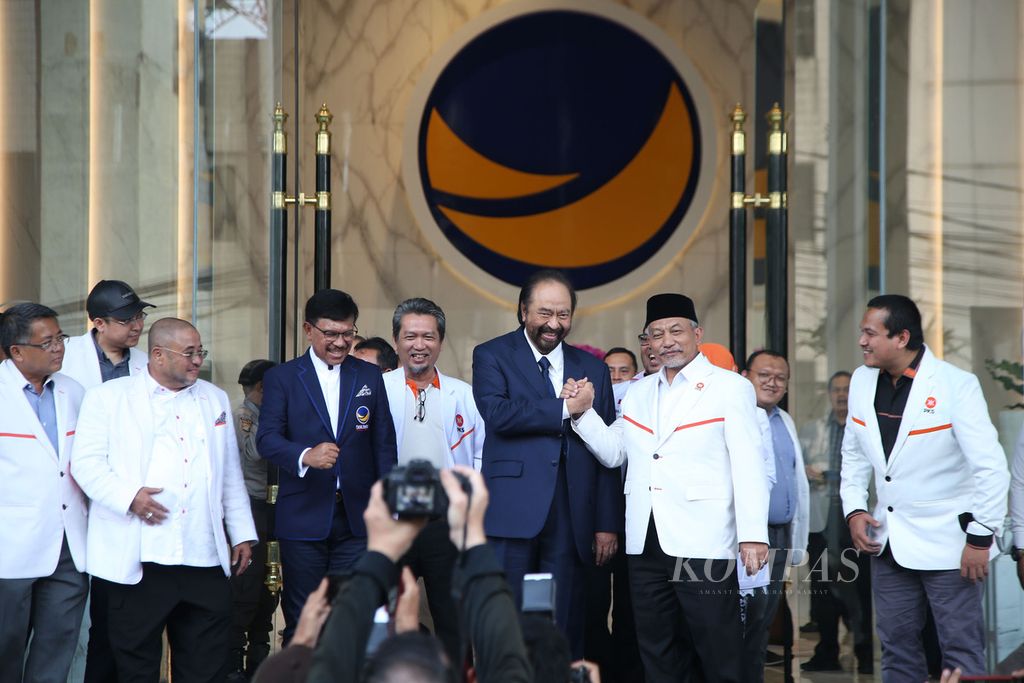 Ketua Umum Partai Nasdem Surya Paloh (ketiga dari kanan) bersama Presiden Partai Keadilan Sejahtera (PKS) Ahmad Syaikhu (kedua dari kanan) seusai pertemuan di Kantor DPP Partai Nasdem, Jakarta, Rabu (22/6/2022). 